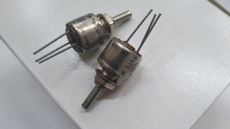 POTENZIOMETRO AB 20Kohm 1 GIRO ALBERINO d.3mm FILETTATURA 6,3mm MONOGIRO 300° TERMINALI A SALDARE SU c.s. L=28mm (esclusi terminali) d.=13,7mm