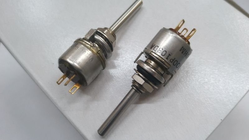 POTENZIOMETRO AB 1Kohm 1 GIRO ALBERINO d.3mm FILETTATURA 6,3mm MONOGIRO 300° TERMINALI A SALDARE SU FILO L=44mm d.=13,7mm POTENZIOMETRO AB 1Kohm 1 GIRO ALBERINO d.3mm FILETTATURA 6,3mm MONOGIRO 300° TERMINALI A SALDARE SU FILO L=44mm d.=13,7mm