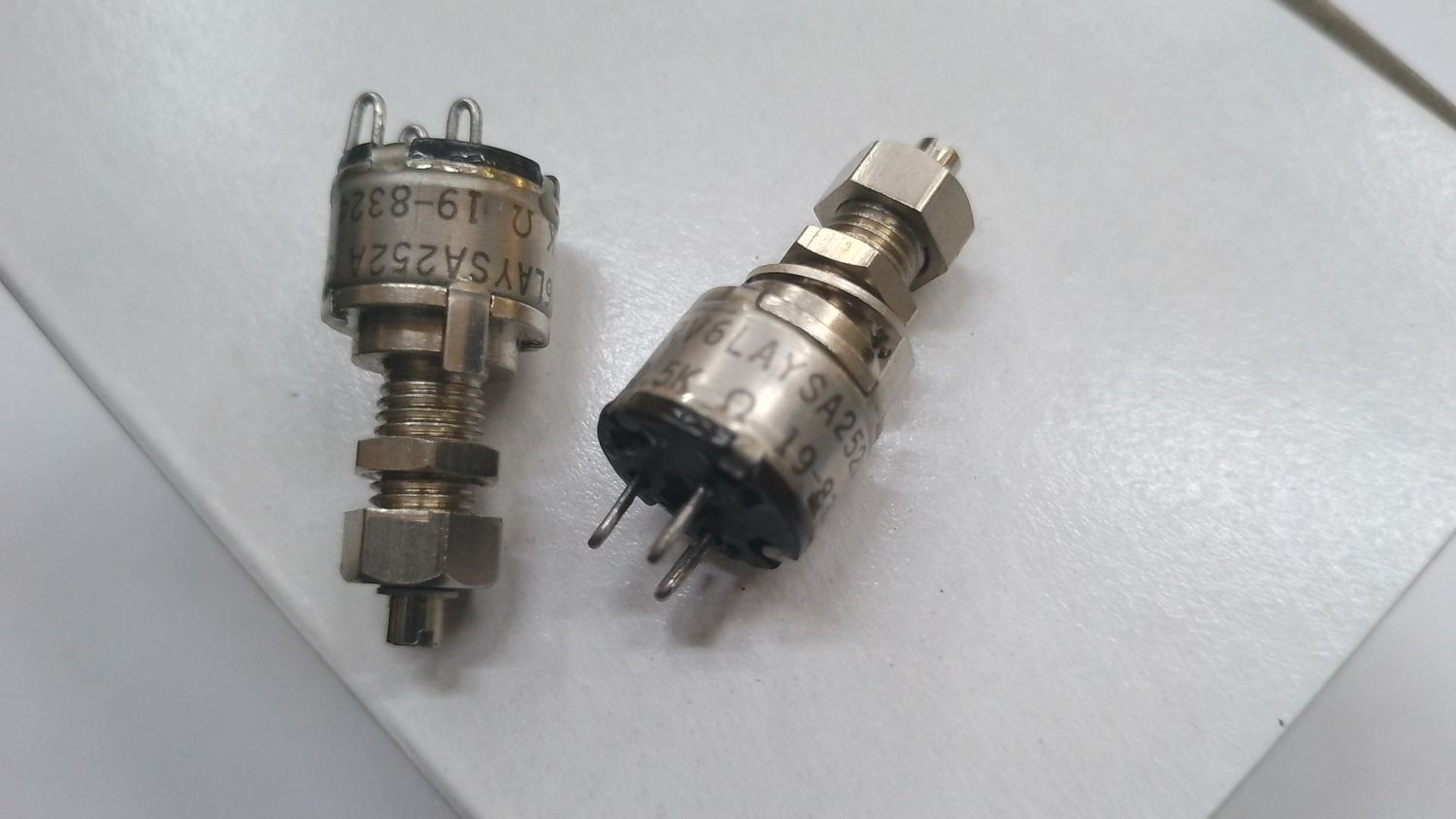 POTENZIOMETRO 1K ohm ASSE D.3mm (CON BLOCCO) TERMINALI ASALDARE SU FILO -FILETT. 6,3 mm       L=32mm  D= 12,7mm