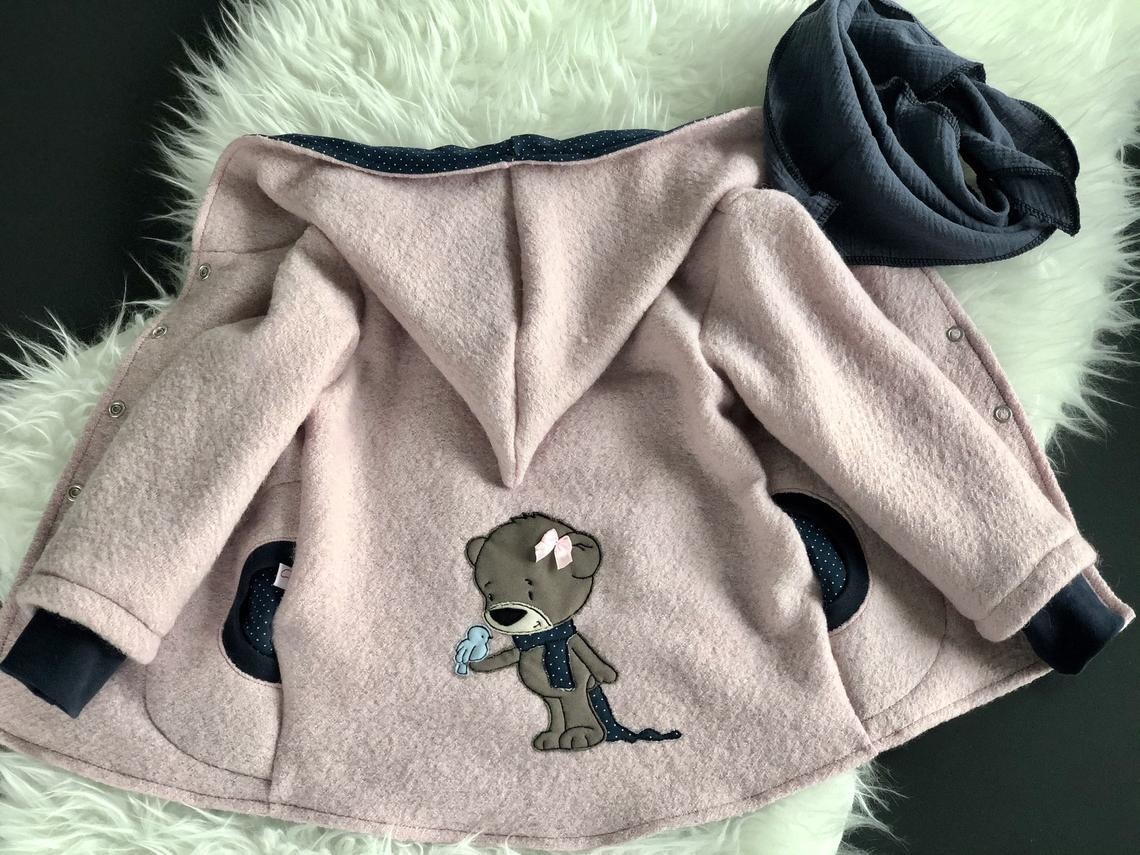 rosa Walkjacke mit Stickbild Bär