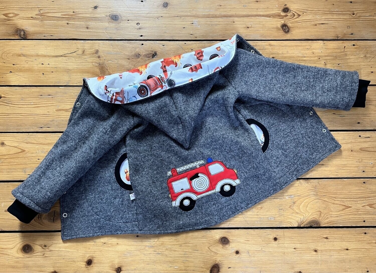 graue Walkjacke mit Stickbild Feuerwehr