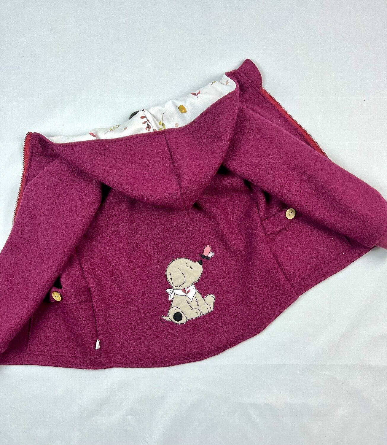 beere Walkjacke meliert mit Stickbild Hund