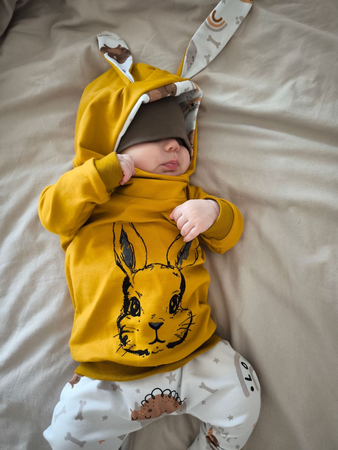 Hasenhoodie ockergelb mit Hose