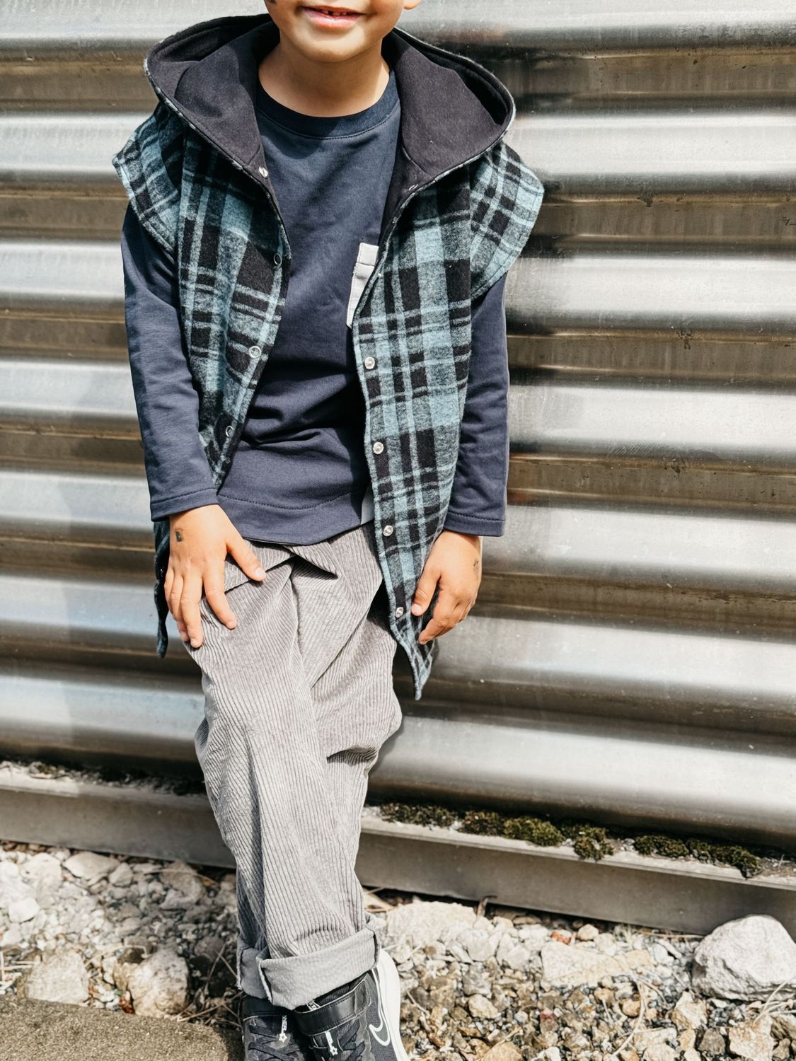 Karierte Kinderweste mit Kapuze