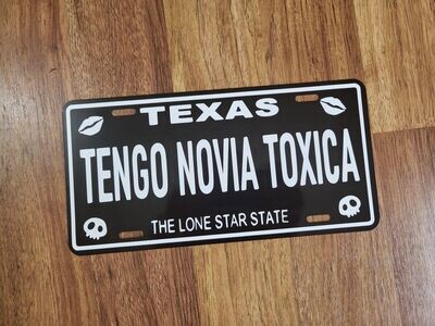 TENGO NOVIA TOXICA PLATE