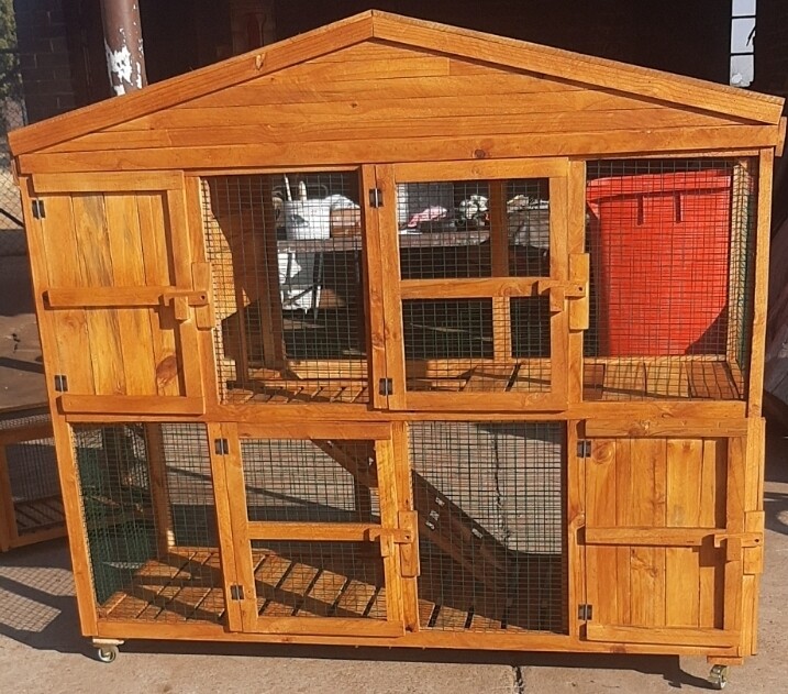 Mansion rabbit hutch