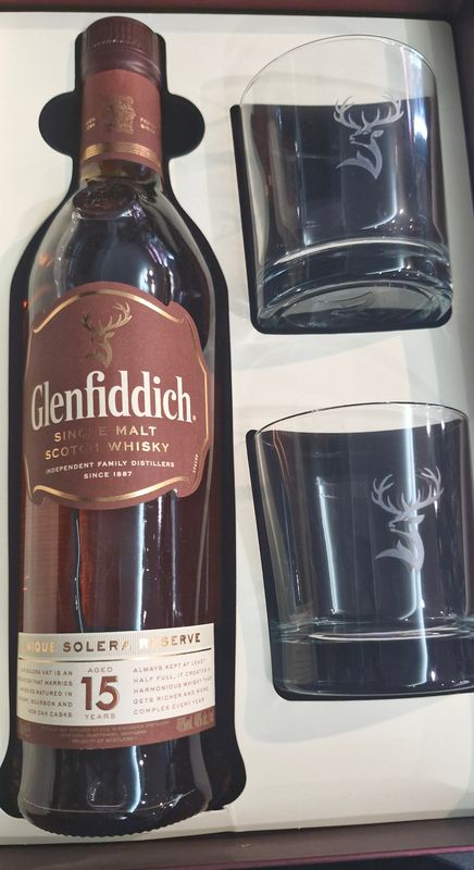 Glenfiddich old 15 gift set and two glasses