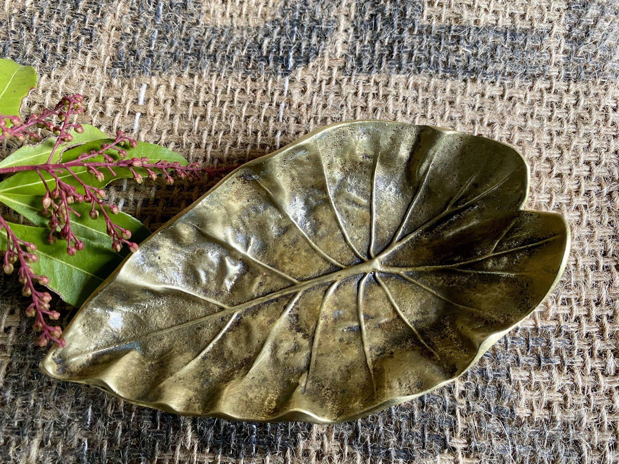 Virginia Metalcrafters Tarrow Leaf Brass Dish, Oskar Hansen Design, 1940s