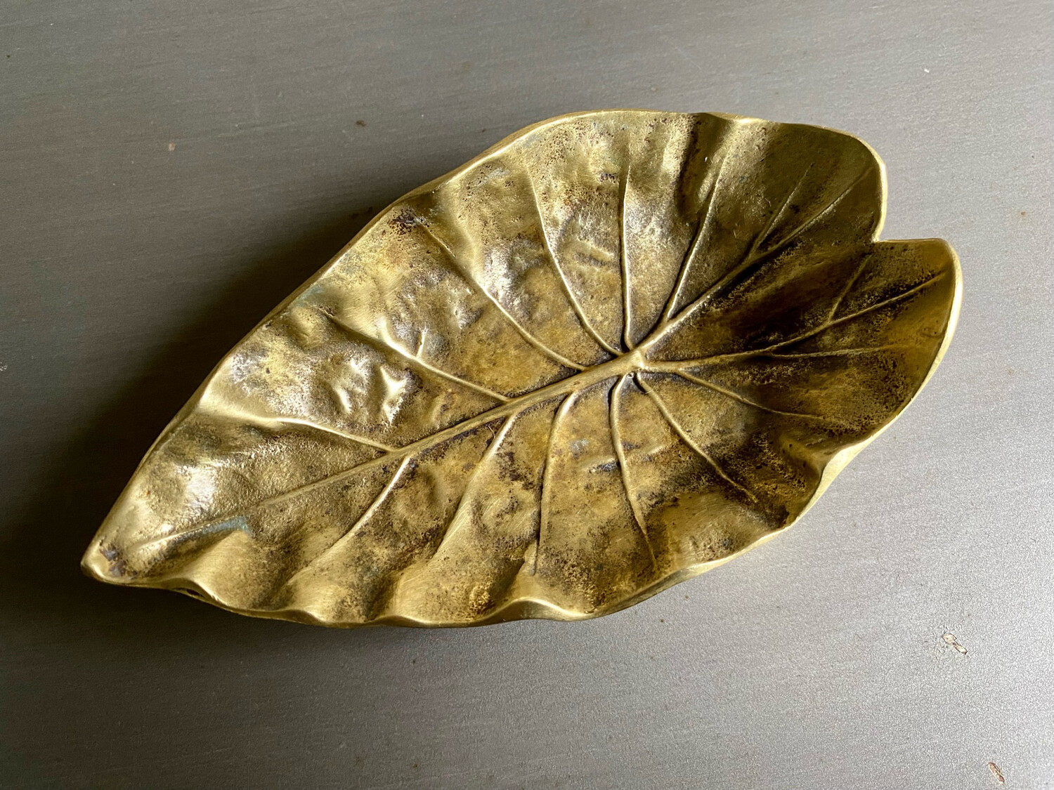 Virginia Metalcrafters Tarrow Leaf Brass Dish, Oskar Hansen Design, 1940s Virginia Metalcrafters Tarrow Leaf Brass Dish, Oskar Hansen Design, 1940s