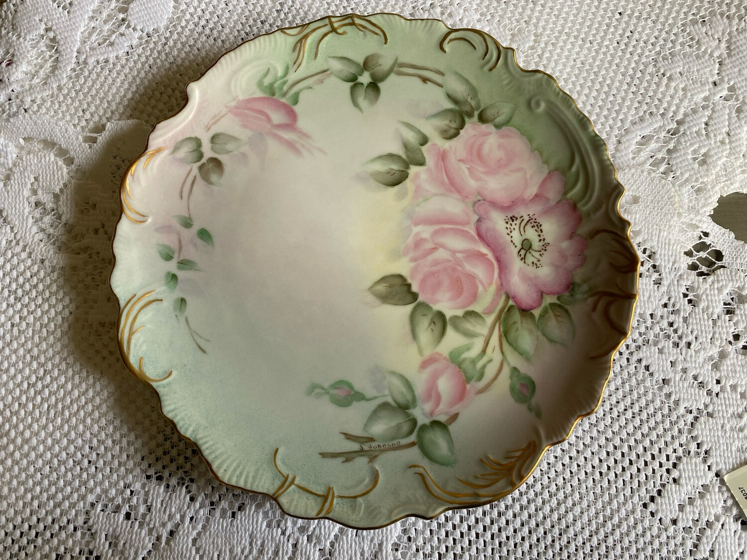 Vintage Hand-Painted Rose Plate, Pink Roses, Gold Gilt, Circa 1970s Display Plate Vintage Hand-Painted Rose Plate, Pink Roses, Gold Gilt, Circa 1970s Display Plate