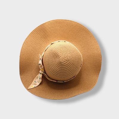 Pamela con cinta de hojas mostaza