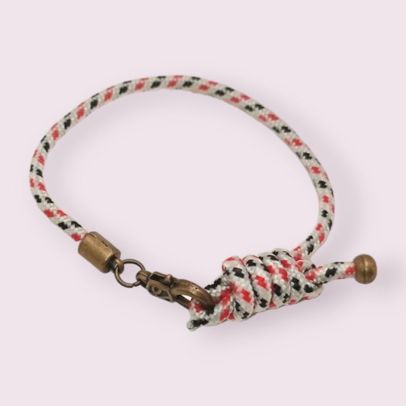 Pulsera Náutica blanca con detalles rojos y negros.
