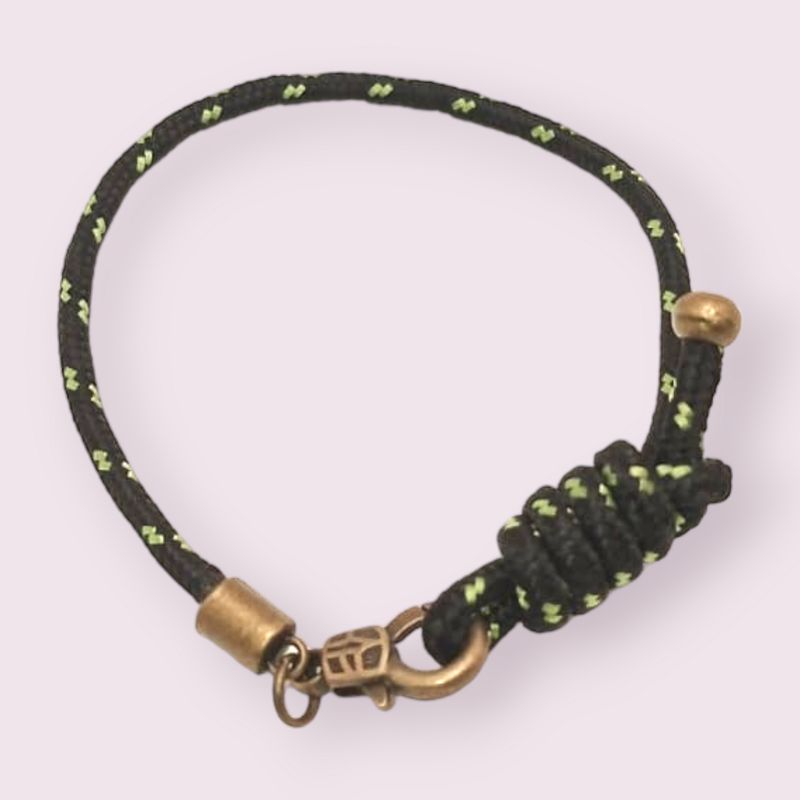 Pulsera negra con detalle verde.