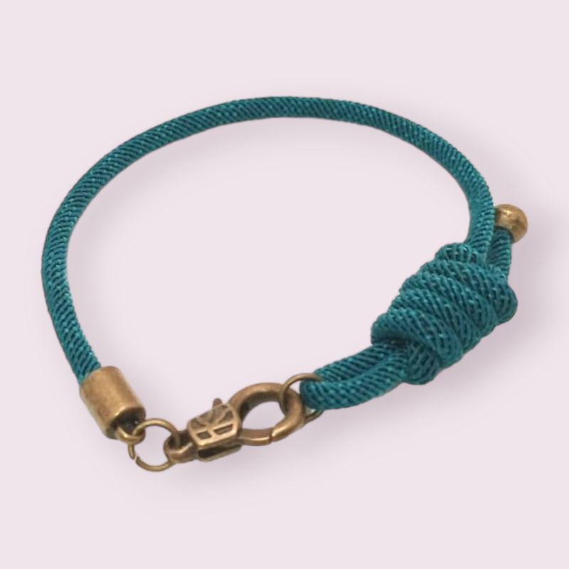 Pulsera náutica azul.