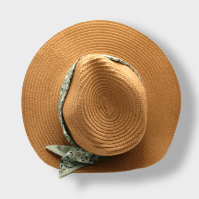 Sombrero cinta verde con hojas.