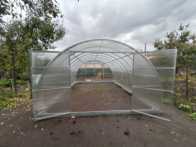 Rastlinjak PROFI ZEUS 4 x 4m - polikarbonat 6mm, 0,67m razmaka med loki, 180 kg/m² + Fundament Rastlinjak PROFI ZEUS 4 x 4m - polikarbonat 6mm, 0,67m razmaka med loki, 180 kg/m² + Fundament