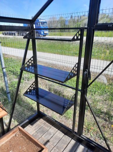 Police za končno steno – črne