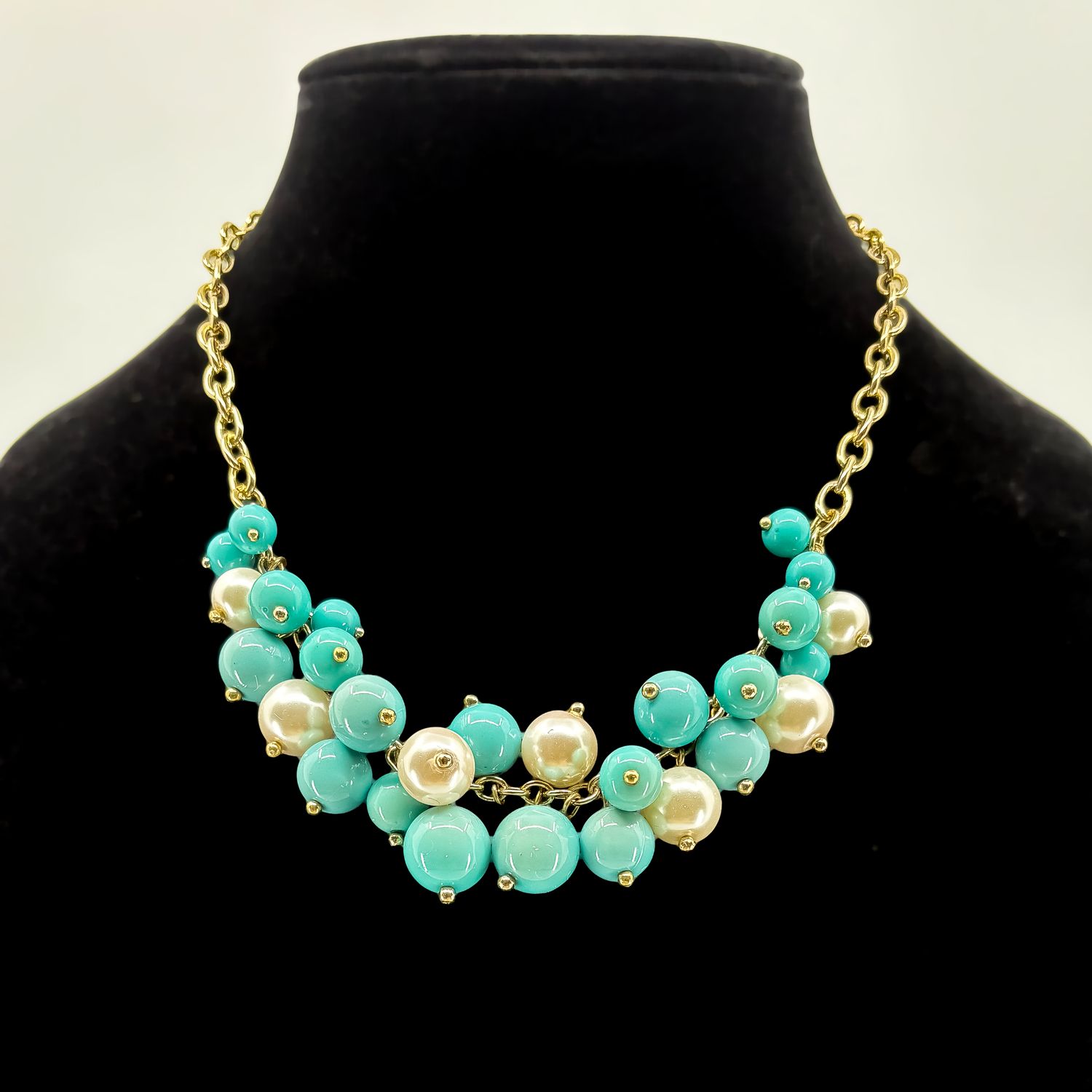 CAROLEE SHORT Turquoise and White Lucite Bead Necklace
