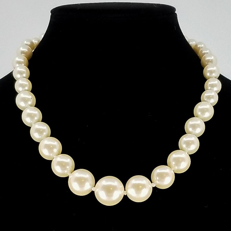 Classic Graduated Pearl Necklace — Timeless Elegance