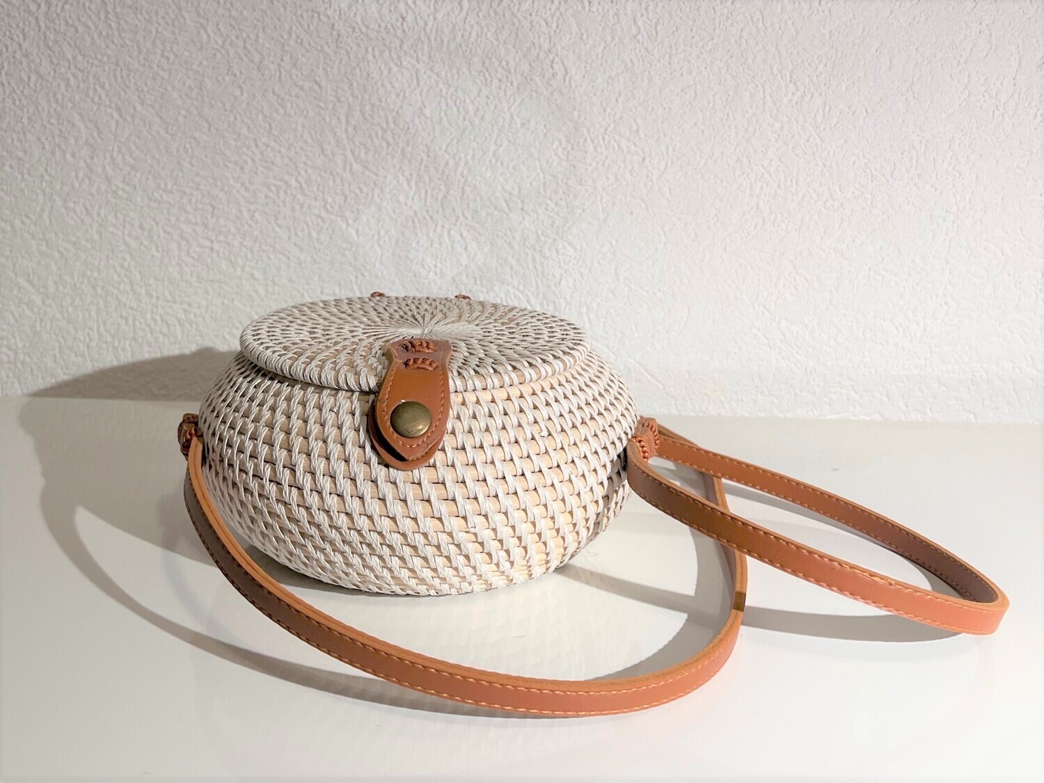 Weiss geflochtene Balibag mit Leder- und Stoffverarbeitung