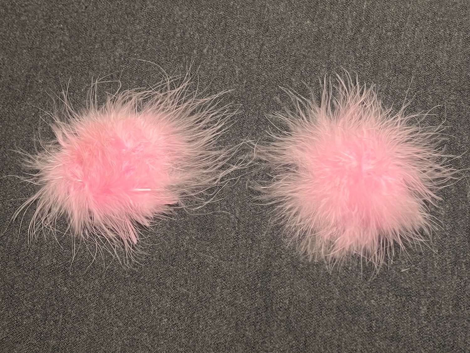 1 Paar Pink-Feder-Pasties. 5 cm Durchmesser. Selbstklebend.