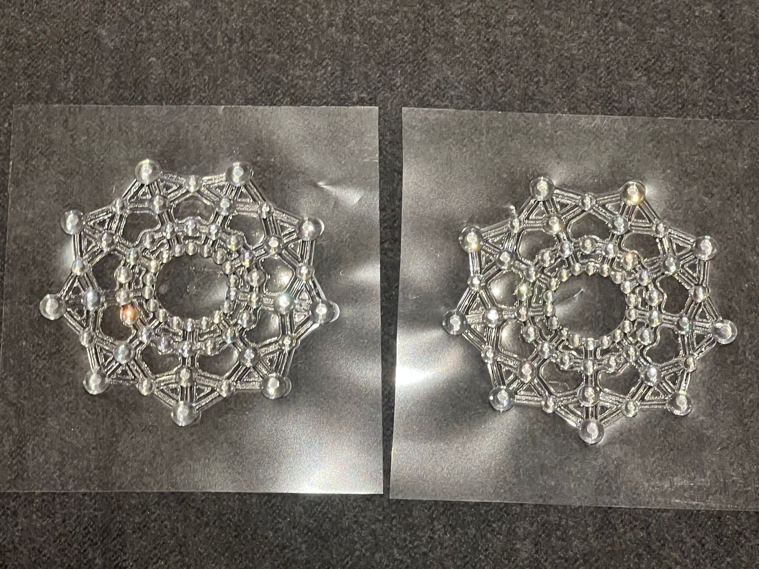 2 transparente Gummi-Glitzer-Brustverzierungen