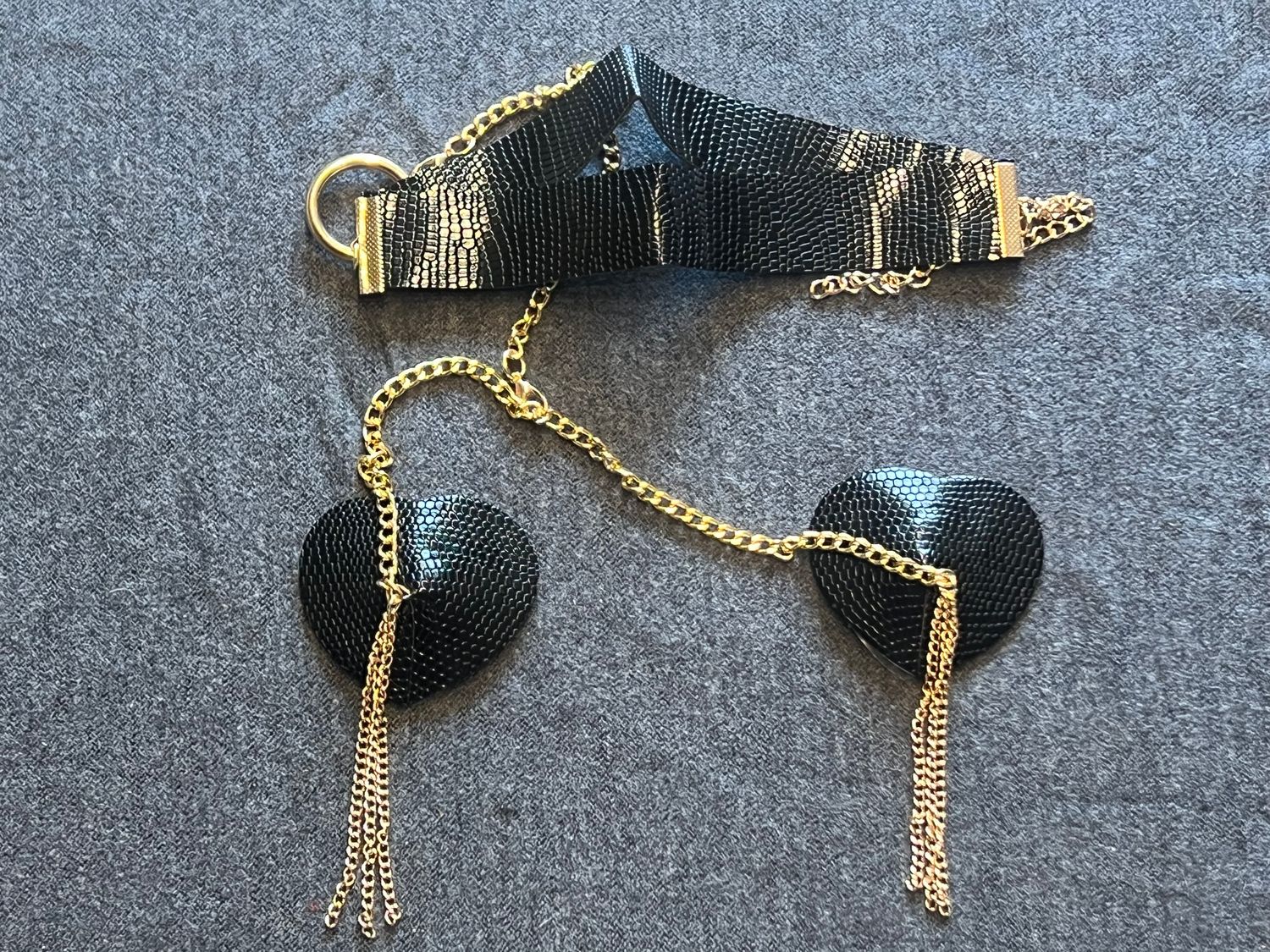 Schwarze Herz-Pasties. Mit Kettchen und Halsband verbunden