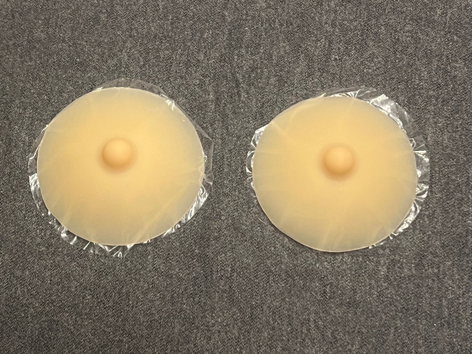 2 helle Silikon-Pasties mit stehenden Nippeln