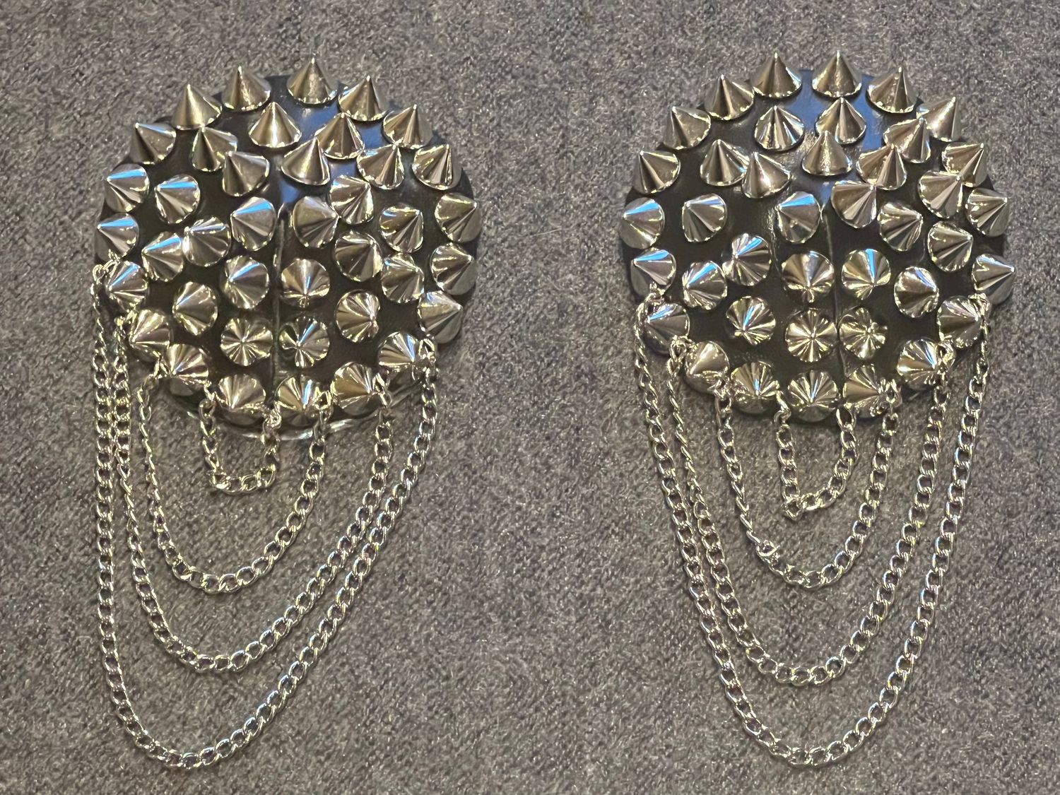 2 schwarz/silbrige Fetish Pasties mit kleinen Nieten und Kettchen