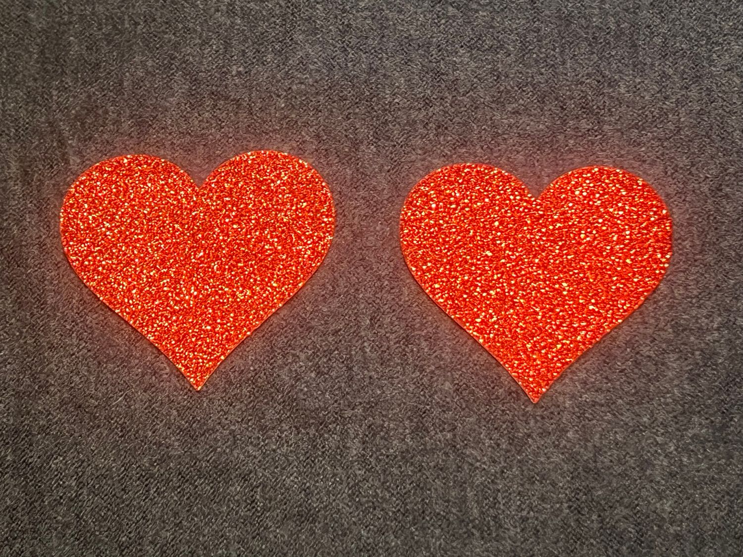 2 rote Glitzer-Herz-Pasties. für 1x Anwendung