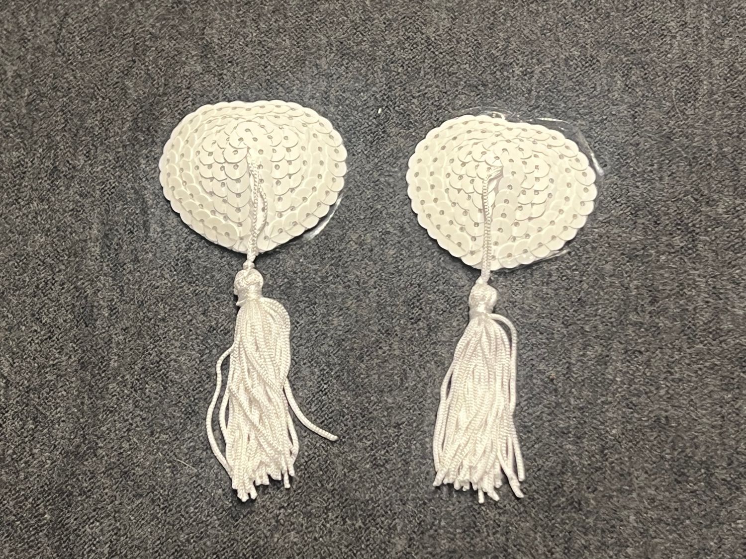 2 Weisse Pailletten-Herz-Pasties mit Burlesque-Quasten