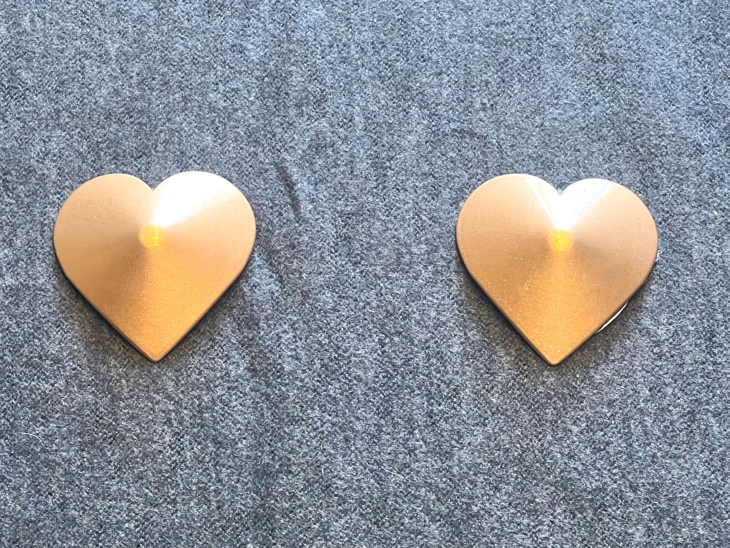 2 goldene Metall-Pasties spitz zulaufend. 5 cm breit