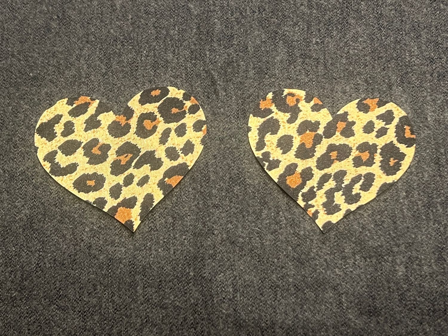 2 Herz-Pasties mit Leoparden-Muster &amp; glatter Oberfläche.