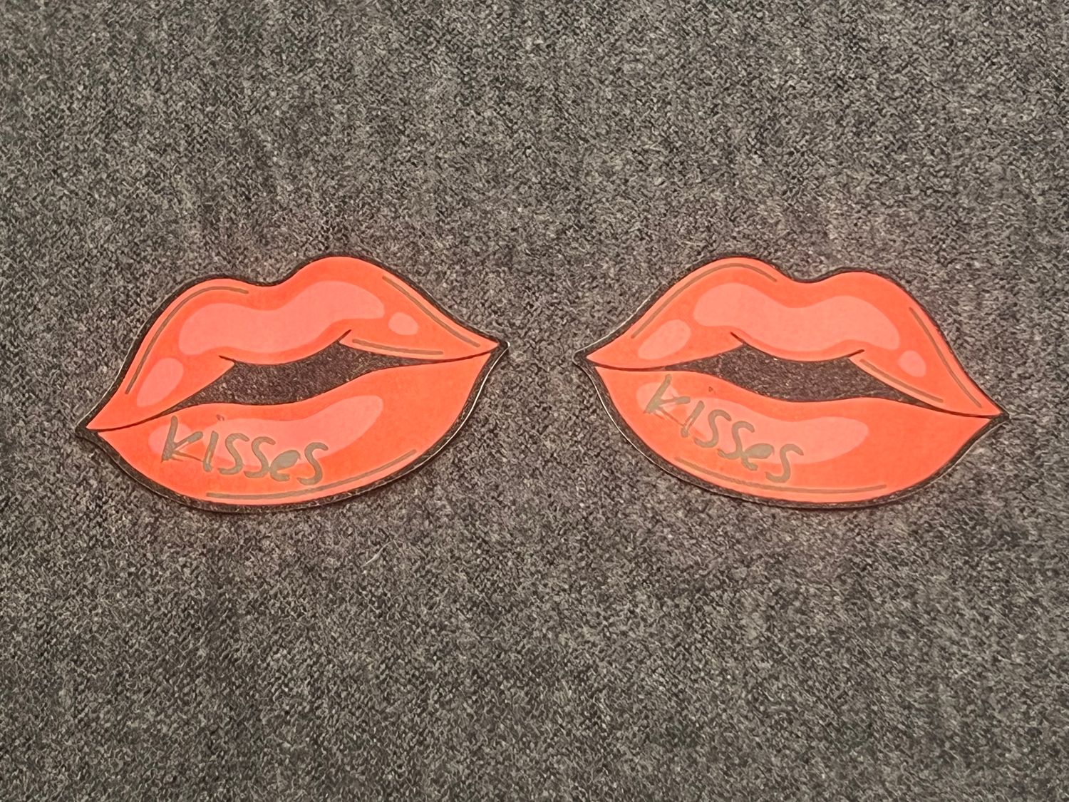 2 Lippen-Pasties 4.5 x 7.5 cm. Selbstklebend. Für einmalige Anwendung