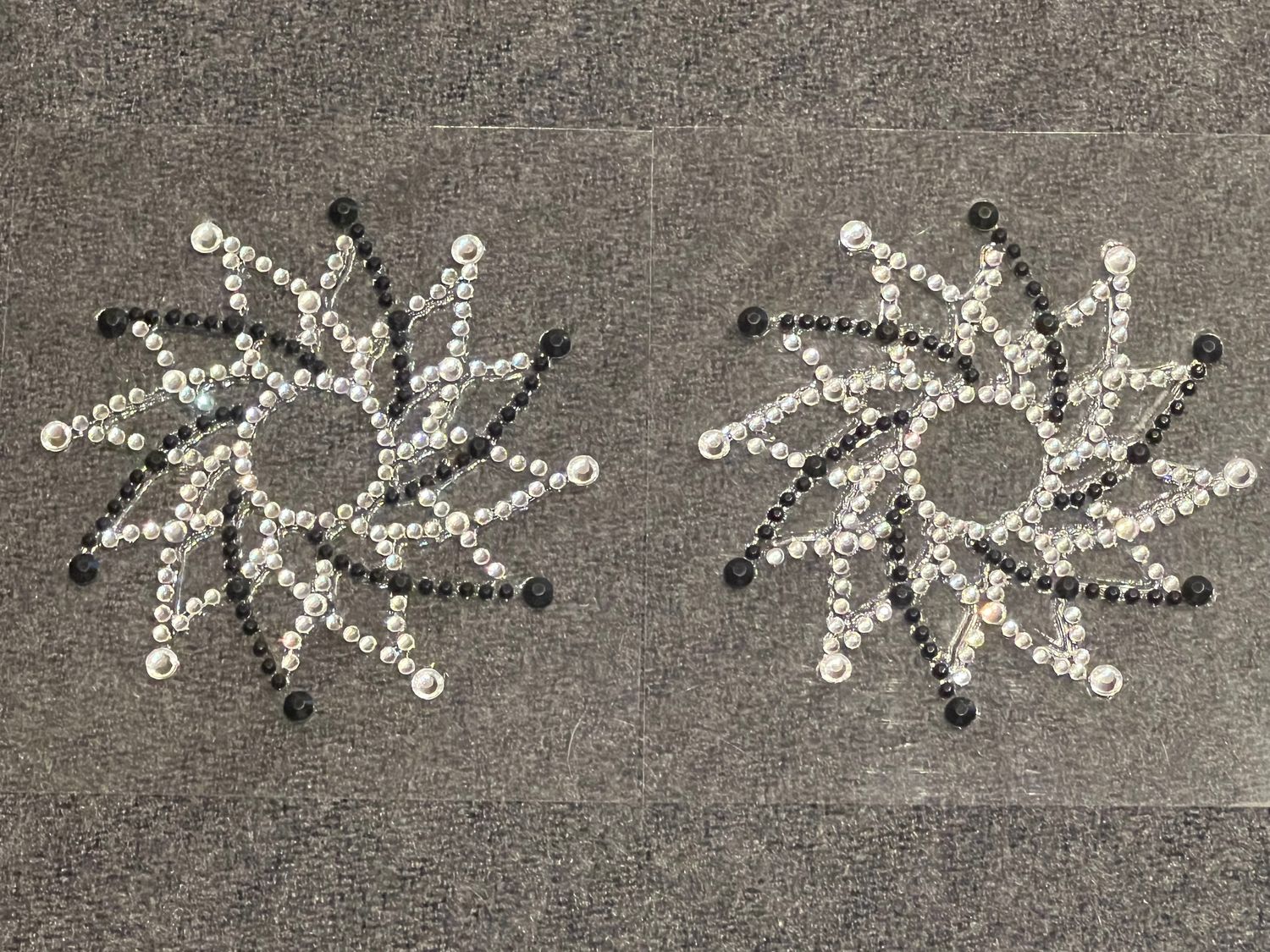 Brustverzierung schwarz/transparent. Nicht abdeckend. Durchmesser: 7 cm.