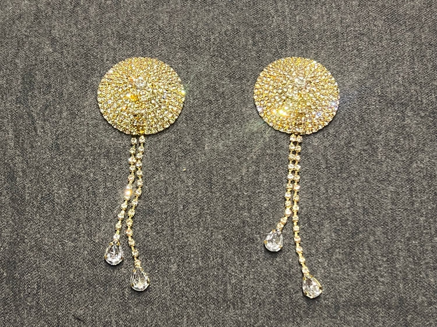 2 aufwändig verarbeitete, goldene Pasties mit Strasssteinen und  je 2 Burlesque-Ketten