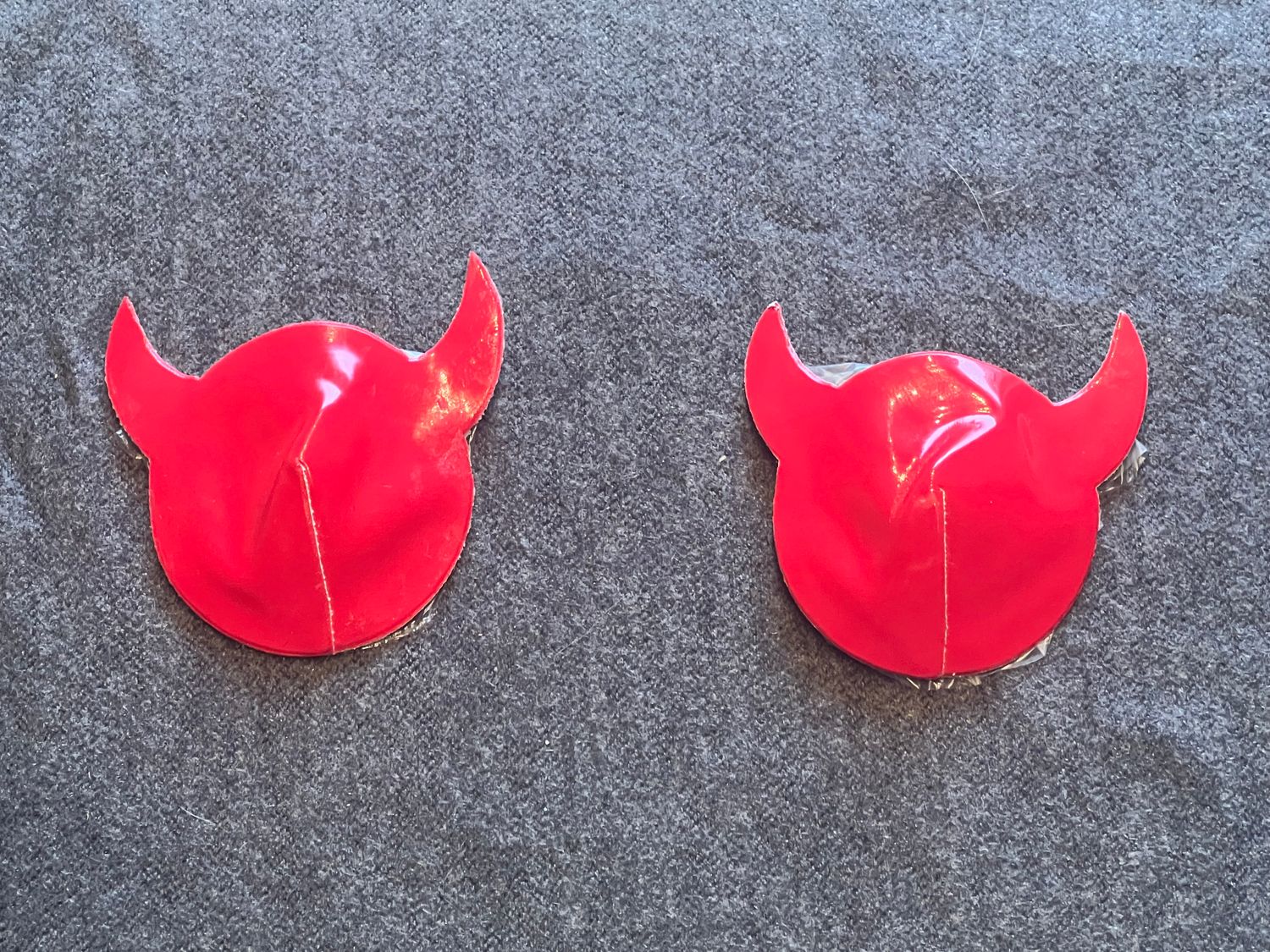 2 rote Lack-Pasties für Teufelinnen. Nicht selbstklebend