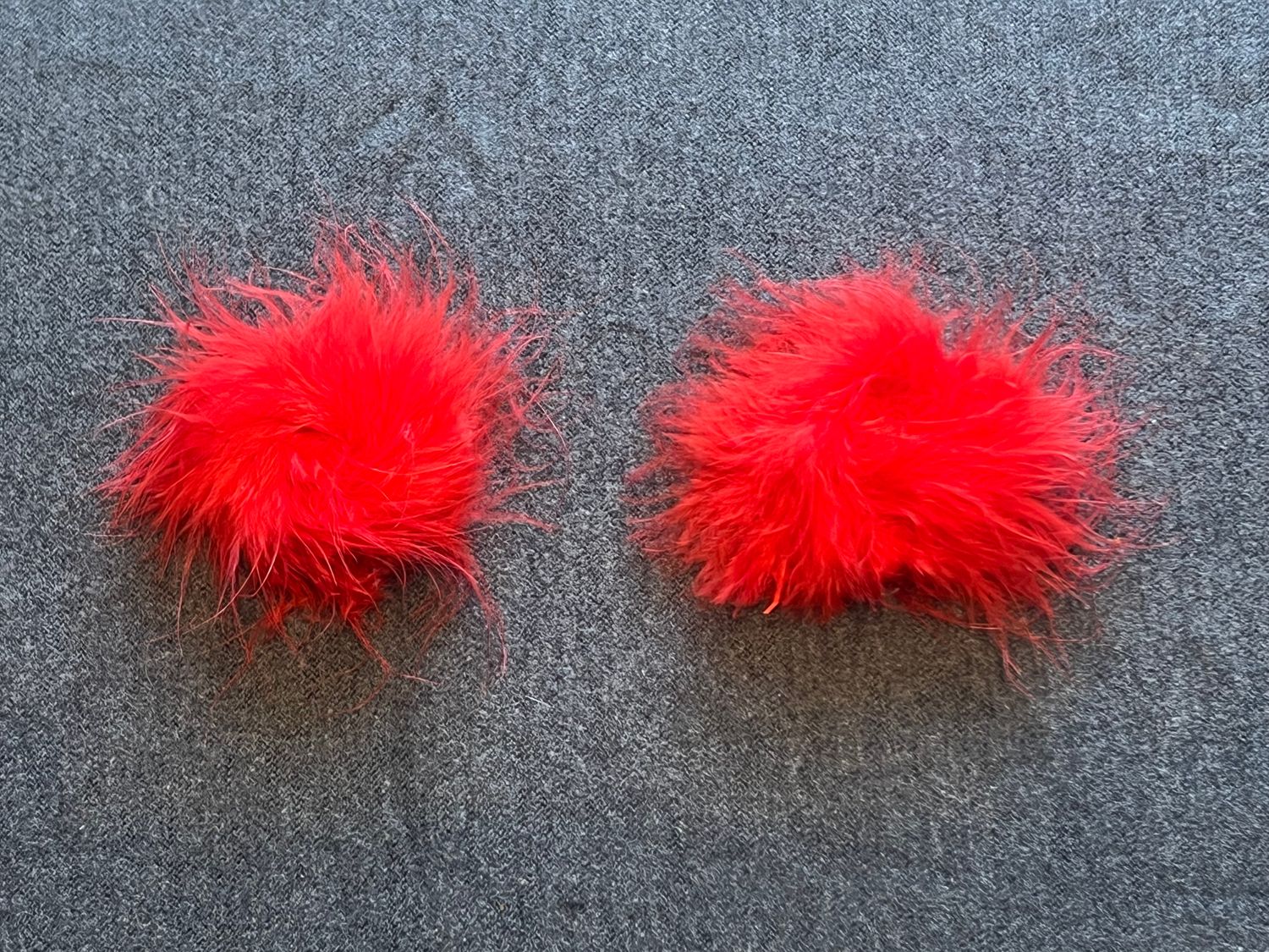 2 süsse Feder-Pasties in rot. Selbstklebend. Wiederverwendbar