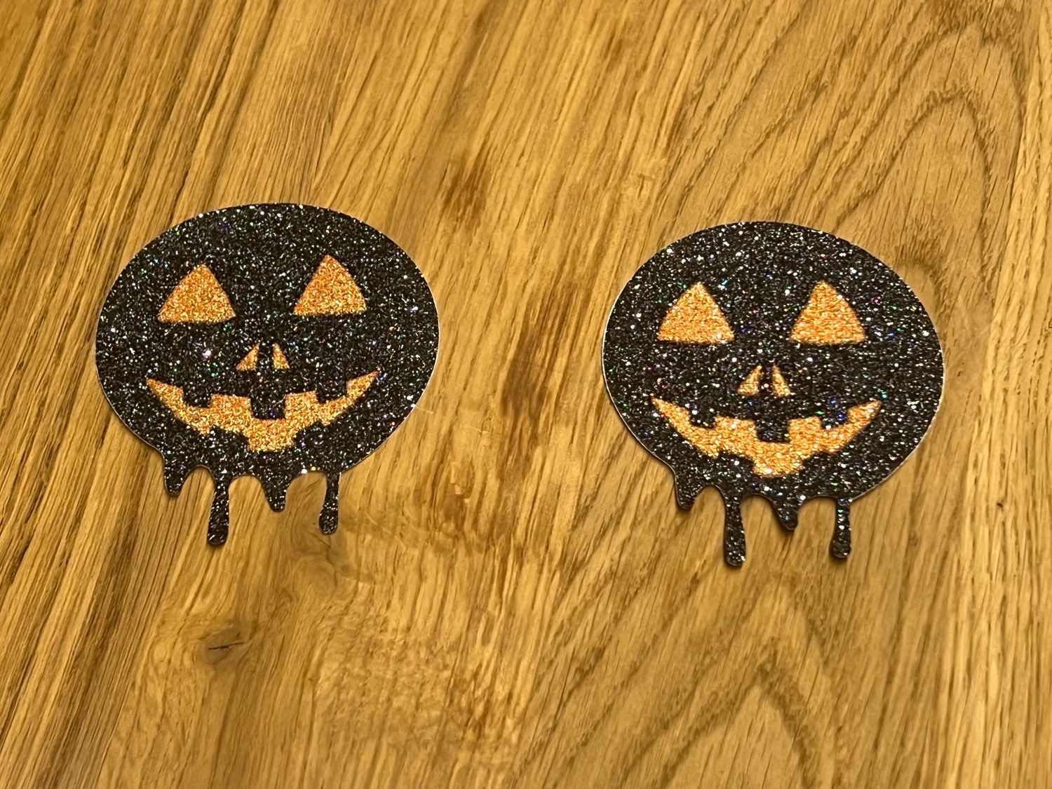 2 Halloween-/Kürbis-Pasties. Selbstklebend. Durchmesser: 6.5 cm.