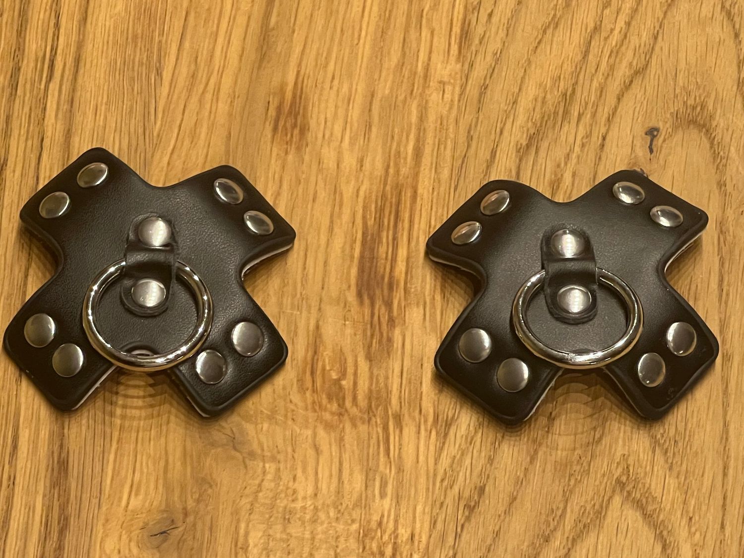 2 schwarze Kunstleder/Fetisch-Pasties mit Nieten und Metallring