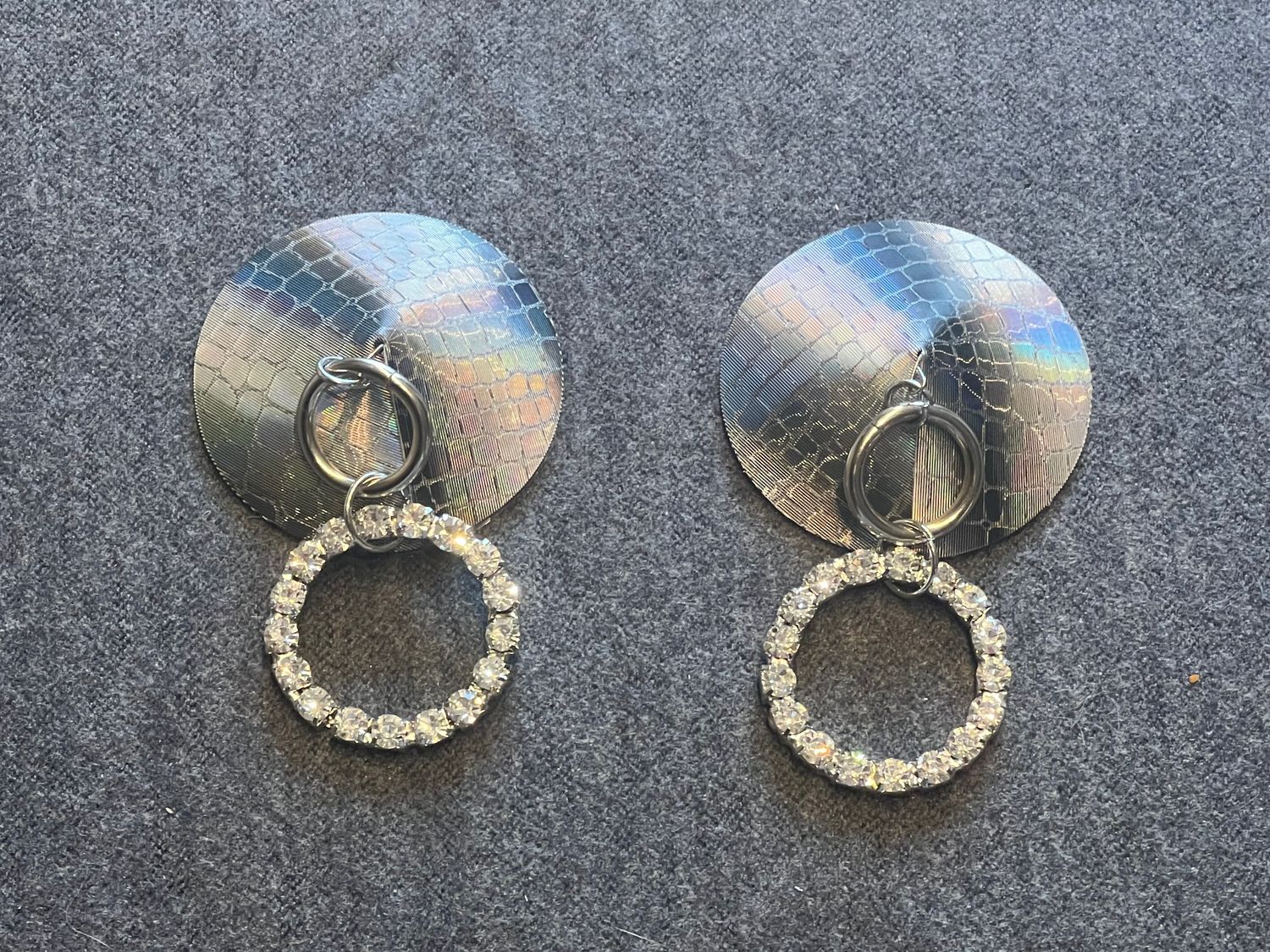 2 Space-Pasties silber mit Strassring. Durchmesser: 6 cm.