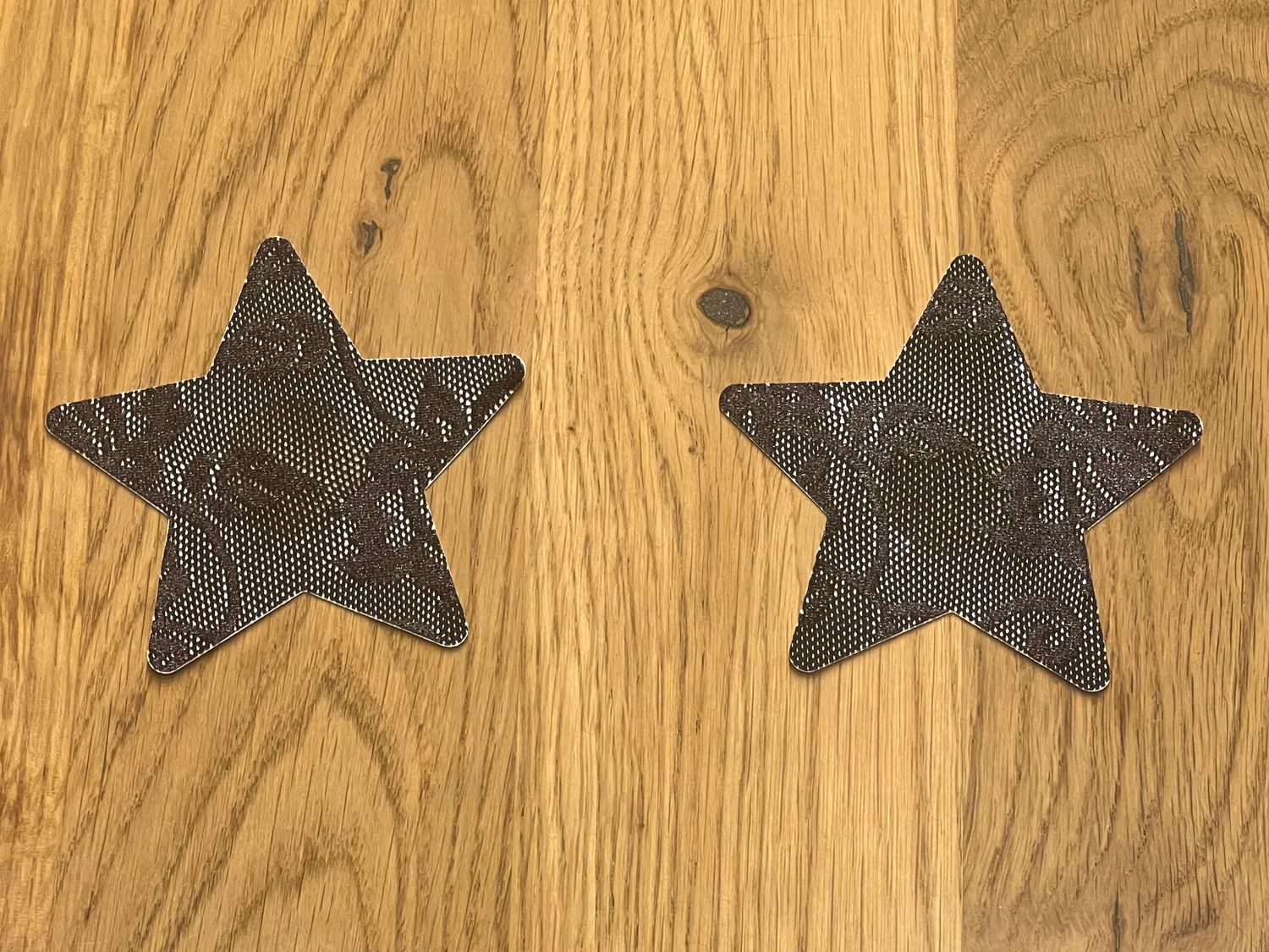 2 schwarze Spitzen-Stern-Pasties. Nicht voll abdeckend. Breite 8 cm.