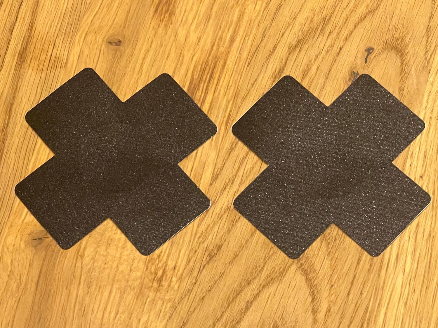 2 matt-schwarze Pasties,. Selbstklebend. 1x verwendbar.