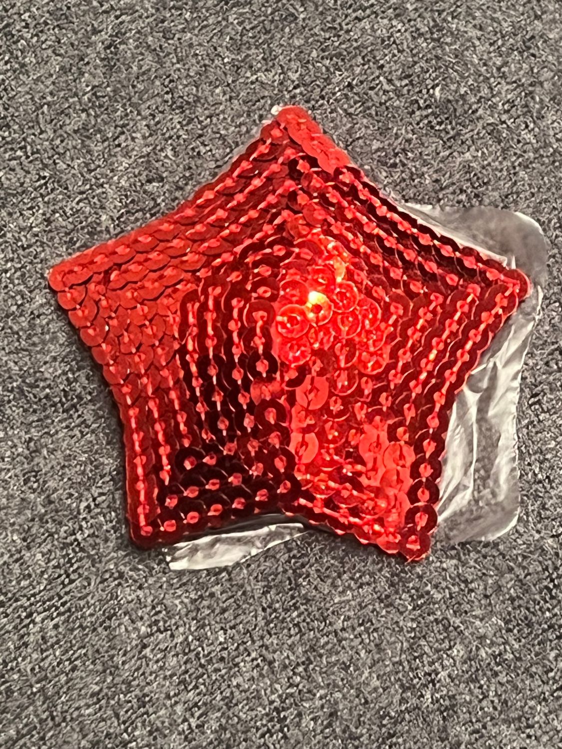 2 Rote Paillettenstern-Nipplepads. Selbstklebend 2 Rote Paillettenstern-Nipplepads. Selbstklebend