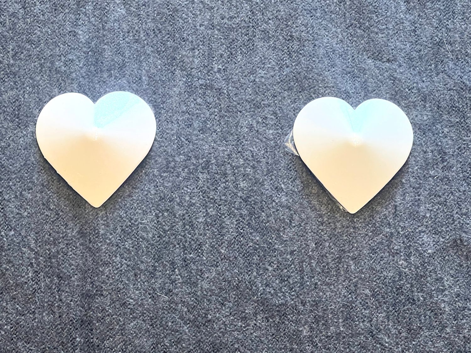 2 weisse Metall-Pasties spitz zulaufend. 5 cm breit