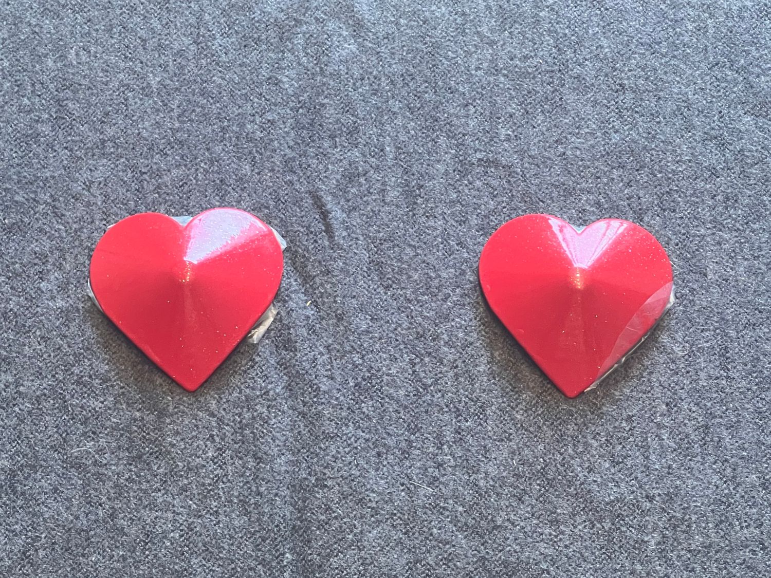 2 rote Metall-Pasties spitz zulaufend. 5 cm breit