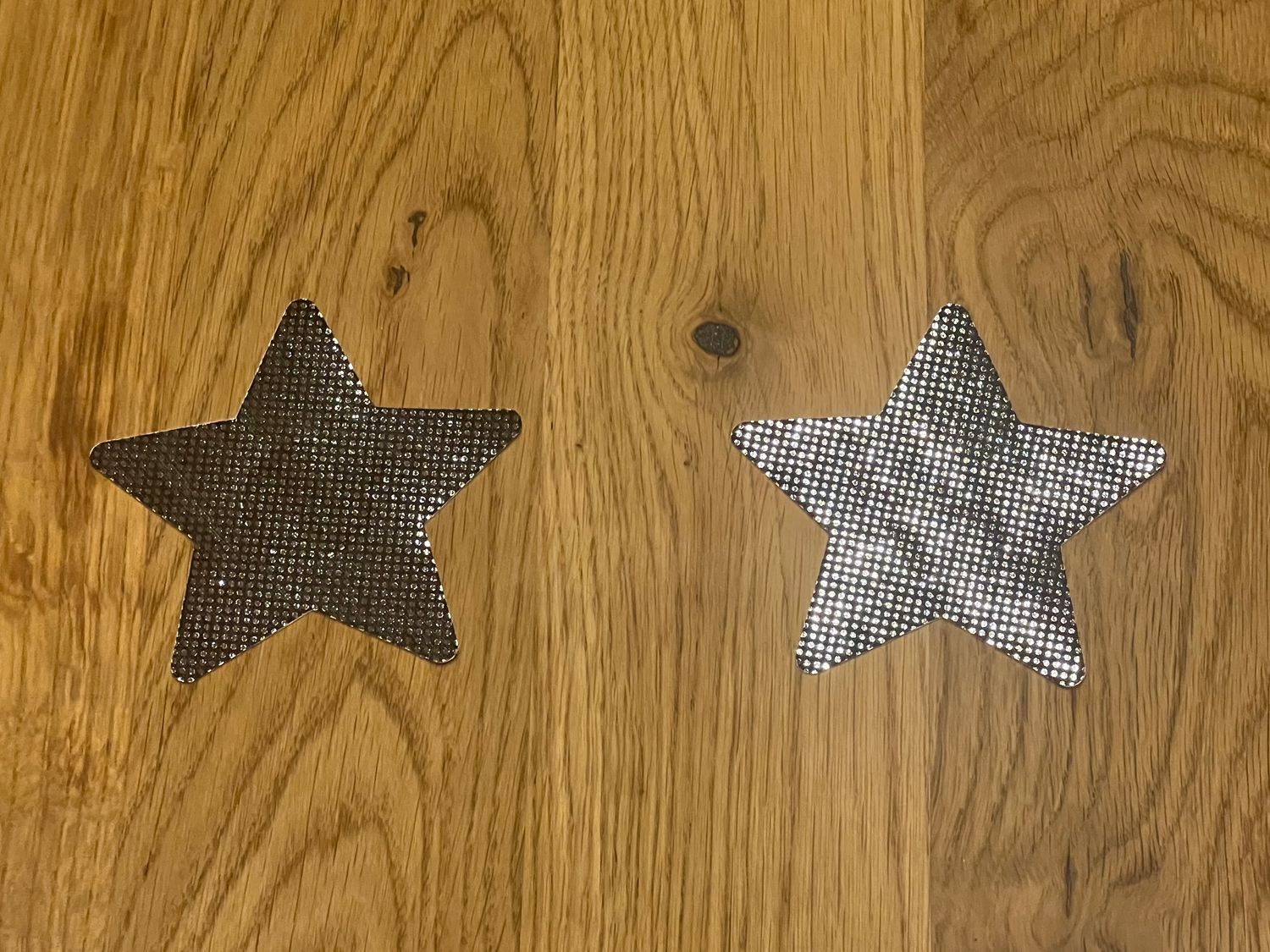 2 schwarz-siblrige Stern-Pasties. Metallic Look.