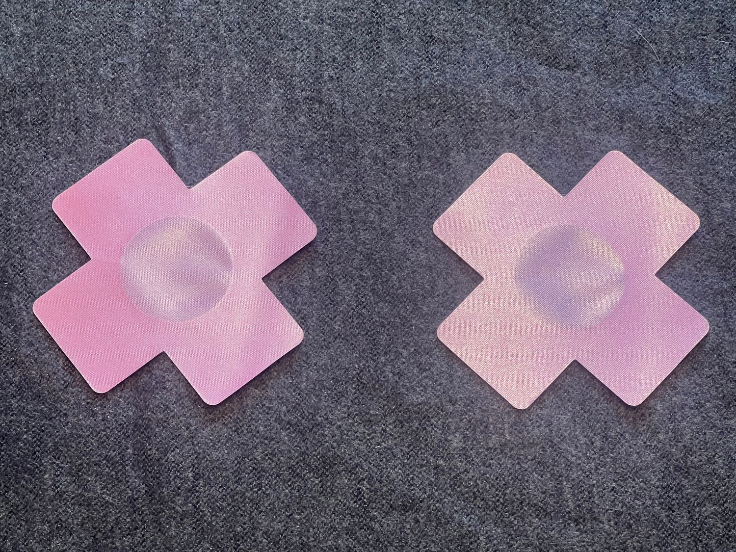 2 rosa glänzende Kreuz-Pasties,. Selbstklebend. 1x verwendbar.