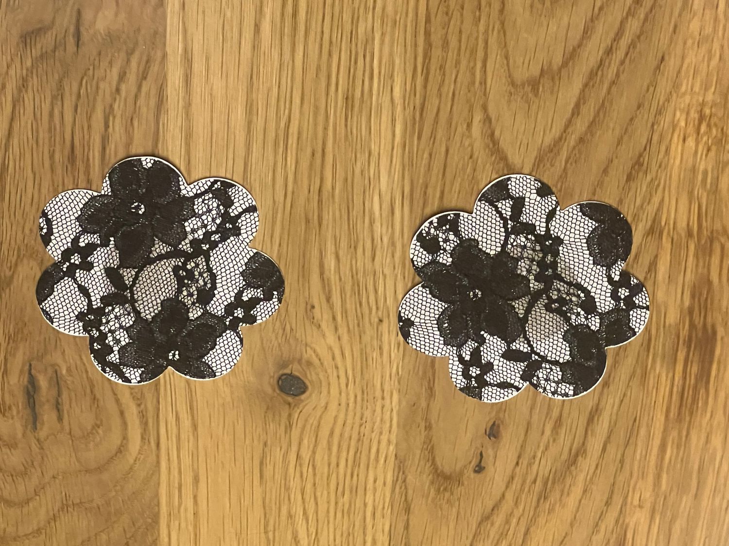 2 schwarze Spitzen-Blumen-Pasties. Nicht voll abdeckend.