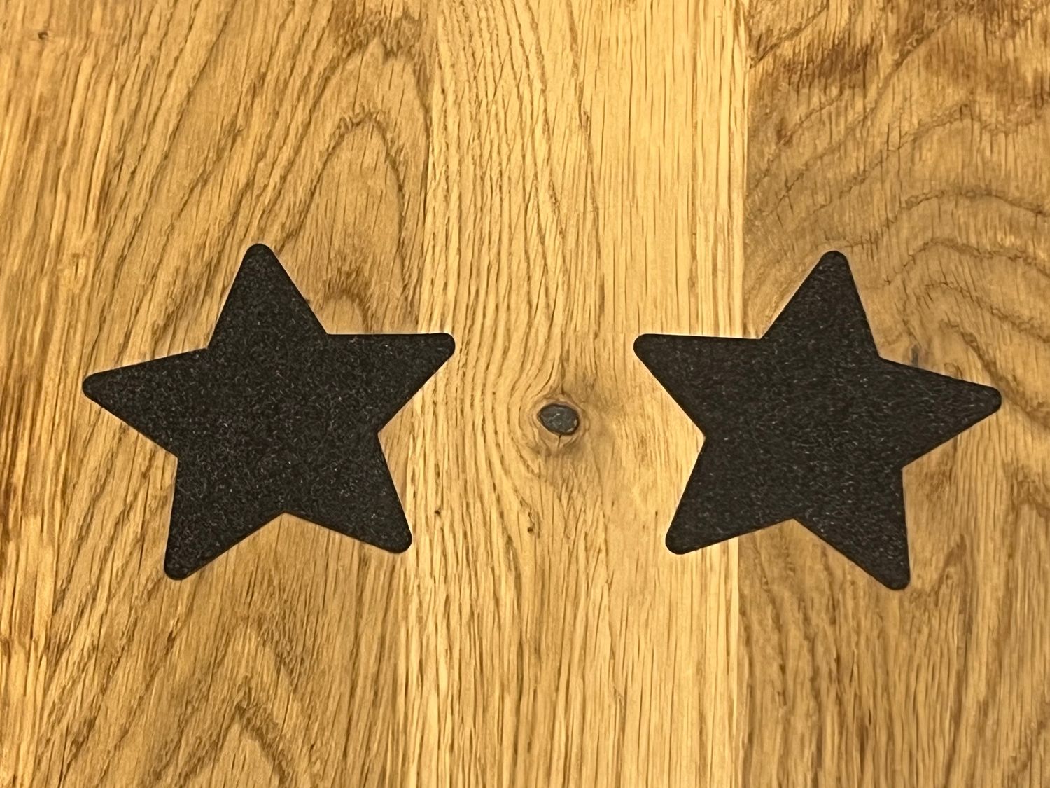 2 schwarze Stern-Pasties. Seidig, glänzend.